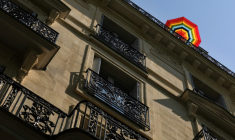 Un parasol posé sur une terrasse au sommet d'un immeuble à Paris, le 26 juin 2026 ( AFP / JOEL SAGET )