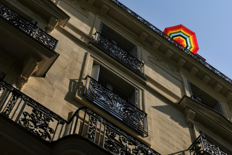 Un parasol posé sur une terrasse au sommet d'un immeuble à Paris, le 26 juin 2026 ( AFP / JOEL SAGET )