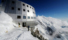 Le nouveau refuge du Goûter, le 1er juillet 2013, à Saint-Gervais-les-Bains, en Haute-Savoie ( AFP / JEAN PIERRE CLATOT )
