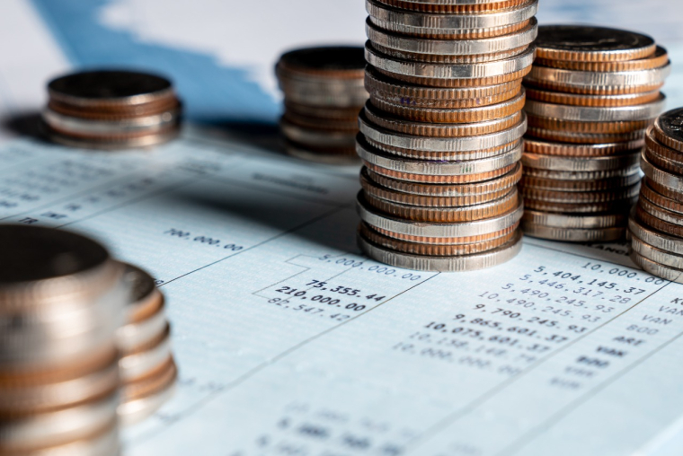 Le texte voté par le Sénat permet de récupérer l'argent investi dans un PEE sans avoir à attendre le délai des 5 ans (Crédit photo: © Blue Planet studio - stock.adobe.com)