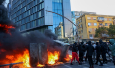 Des protestataires mettent le feu à des poubelles dans le centre de Tirana, le 14 octobre 2026  ( AFP / Adnan Beci )