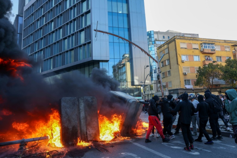 Des protestataires mettent le feu à des poubelles dans le centre de Tirana, le 14 octobre 2026  ( AFP / Adnan Beci )