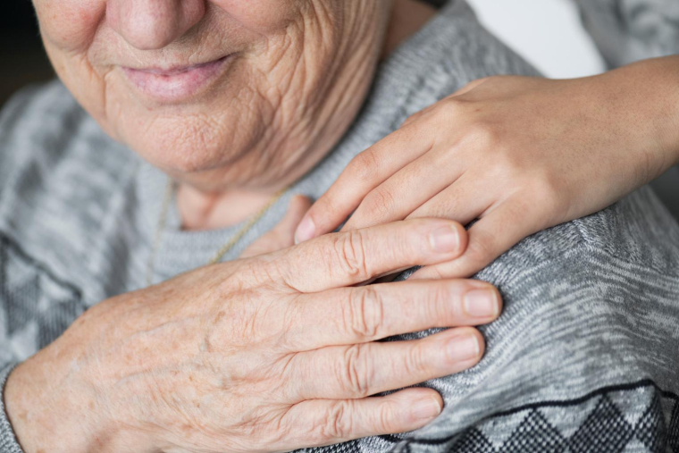 Les femmes vivant plus longtemps que les hommes, sont davantage sujettes à un risque de dépendance crédit photo : Rawpixel.com/Shutterstock / Rawpixel.com