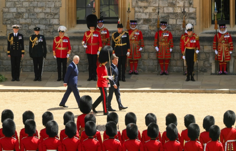 Le roi Charles III et Emmanuel Macron lors d'une cérémonie d'accueil au château de Windsor au premier jour d'une visite d'État de trois jours, le 8 juillet 2025 ( POOL / Jaimi Joy )