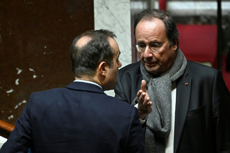 François Hollande s'entretient avec le Premier ministre Sébastien Lecornu à l'Assemblée nationale, à Paris, le 19 novembre 2025 ( AFP / JULIEN DE ROSA )