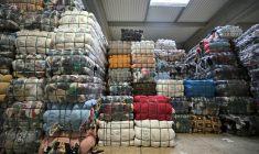 Des sacs de vêtements de seconde main entreposées au centre de recyclage "Le Relais, Acigné, banlieue de Rennes, le 21 juillet 2025 ( AFP / Damien MEYER )