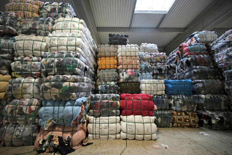 Des tissus stockés en vue de leur recyclage à l'association Le Relais à Acigné, près de Rennes le 21 juillet 2025 ( AFP / Damien MEYER )