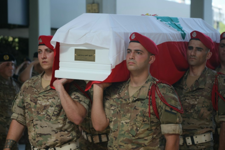 Des soldats libanais portent le cercueil du général Wissam Sabra, tué samedi dans une frappe avec deux autres militaires, le 7 juin 2026. ( AFP / ibrahim AMRO )