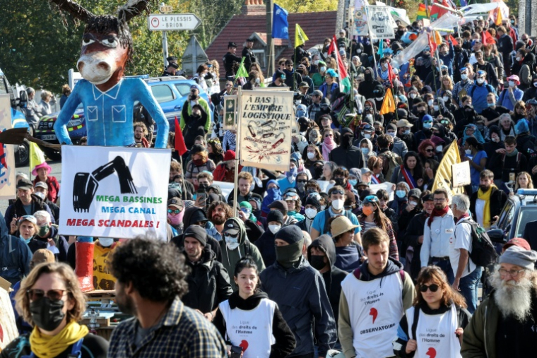 Un millier d'opposants défilent contre le canal Seine-Nord Europe à Thourotte, dans l'Oise, le 11 octobre 2025 ( AFP / Francois LO PRESTI )