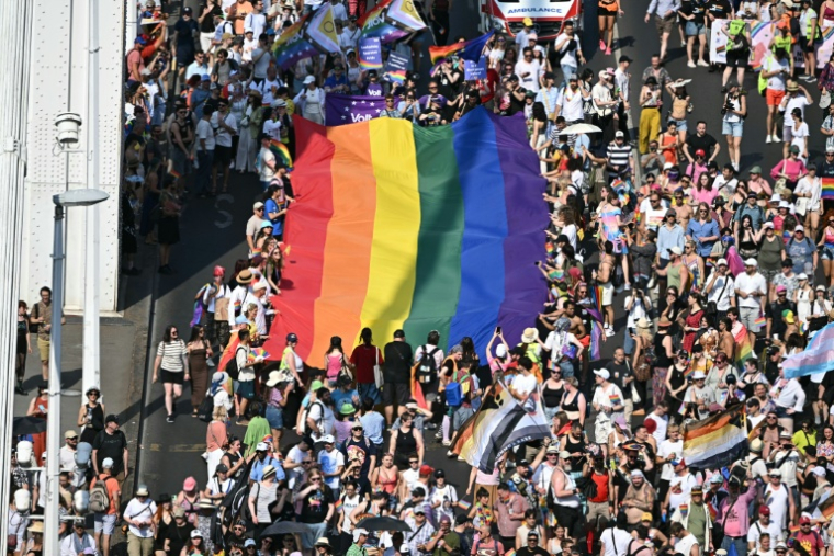 Des participants à la marche des fiertés, sur le pont Elisabeth à Budapest, le 27 juin 2026 en Hongrie ( AFP / Attila KISBENEDEK )