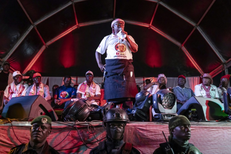 Le président et candidat à la présidence de Guinée-Bissau, Umaro Sissoco Embalo, s'adresse à ses partisans lors de son dernier meeting avant les élections générales, à Bissau, le 21 novembre 2025. ( AFP / PATRICK MEINHARDT )