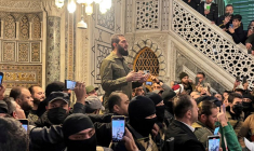 Le commandant rebelle de haut rang Abu Mohammed al-Golani s'adresse à une foule à la mosquée des Omeyyades à Damas