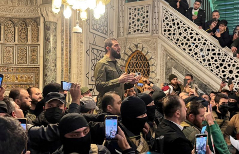 Le commandant rebelle de haut rang Abu Mohammed al-Golani s'adresse à une foule à la mosquée des Omeyyades à Damas