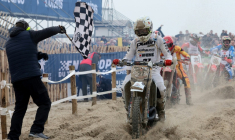 Le pilote français Florian Miot franchit la ligne d'arrivée et remporte la 50e édition de l'Enduropale, lors de la course "vintage" sur sable organisée au Touquet, dans le nord de la France, le 13 février 2026 ( AFP / Francois LO PRESTI )
