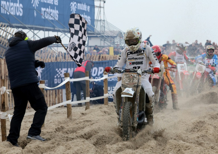 Le pilote français Florian Miot franchit la ligne d'arrivée et remporte la 50e édition de l'Enduropale, lors de la course "vintage" sur sable organisée au Touquet, dans le nord de la France, le 13 février 2026 ( AFP / Francois LO PRESTI )