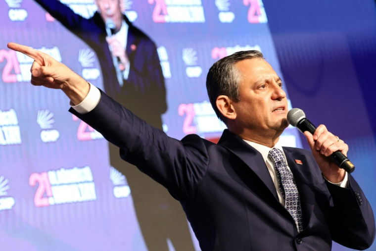 Özgür Özel, le président du CHP, lors du congrès extraordinaire de son parti à Ankara, le 6 avril 2025 ( AFP / Adem ALTAN )