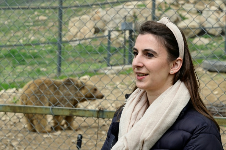 Tsovinar Hovhannisian, responsable à la Fondation pour la préservation de la faune et du patrimoine culturel (FPWC), devant un enclos abritant des ours secourus de la captivité, près du village d'Urtsadzor, en Arménie, le 21 avril 2026 ( AFP / KAREN MINASYAN )