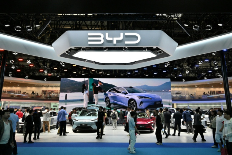 Des visiteurs au stand de BYD au salon de l’automobile de Pékin, à Pékin, le 30 avril 2026 ( AFP / Adek BERRY )