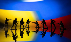 L'illustration montre des figurines de l'armée sur fond de drapeaux ukrainien et russe.