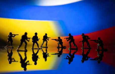L'illustration montre des figurines de l'armée sur fond de drapeaux ukrainien et russe.