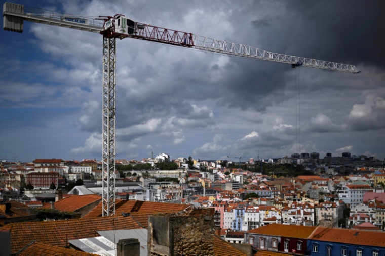 Une grue de construction à Lisbonne, le 9 mai 2025 au Portugal ( AFP / PATRICIA DE MELO MOREIRA )
