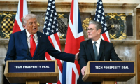 Le président américain Donald Trump (g) et le Premier ministre britannique Keir Starmer lors d'une conférence de presse à Chequers, le 18 septembre 2025 au nord-ouest de Londres ( AFP / ANDREW CABALLERO-REYNOLDS )