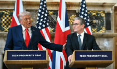 Le président américain Donald Trump (g) et le Premier ministre britannique Keir Starmer lors d'une conférence de presse à Chequers, le 18 septembre 2025 au nord-ouest de Londres ( AFP / ANDREW CABALLERO-REYNOLDS )