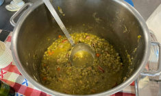 Une marmite de snert, une soupe traditionnelle aux pois cassés, lors du championnat du monde de snert et de stamppot, une épaisse purée de légumes, organisé à Groningue, aux Pays-Bas, le 18 février 2026 ( AFP / Femke COLBORNE )