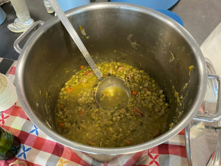Une marmite de snert, une soupe traditionnelle aux pois cassés, lors du championnat du monde de snert et de stamppot, une épaisse purée de légumes, organisé à Groningue, aux Pays-Bas, le 18 février 2026 ( AFP / Femke COLBORNE )