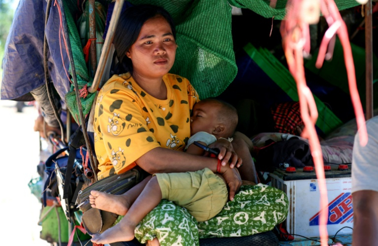 Photo diffusée par l'Agence Kampuchea Press (AKP), le 15 décembre 2025, montrant des habitants évacuant la province de Siem Reap, au Cambodge, après des frappes aériennes dans un contexte d'affrontements le long de la frontière entre le Cambodge et la Thaïlande ( Agence Kampuchea Press (AKP) / Handout )