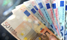 Les dépôts sur les contrats d'assurance vie ont atteint un niveau record en 2025, avec un solde positif de plus de 50 milliards d'euros jamais vu depuis 2010 ( AFP / PHILIPPE HUGUEN )