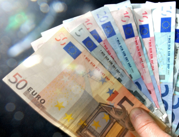 Les dépôts sur les contrats d'assurance vie ont atteint un niveau record en 2025, avec un solde positif de plus de 50 milliards d'euros jamais vu depuis 2010 ( AFP / PHILIPPE HUGUEN )