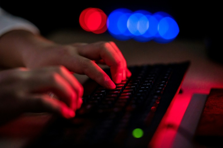 Pour certains proches, Jean Pormanove, décédé lundi en live sur internet, vivait "sa meilleure vie" depuis qu'il avait rencontré, il y a cinq ans, ses partenaires de streaming ( AFP / NICOLAS ASFOURI )