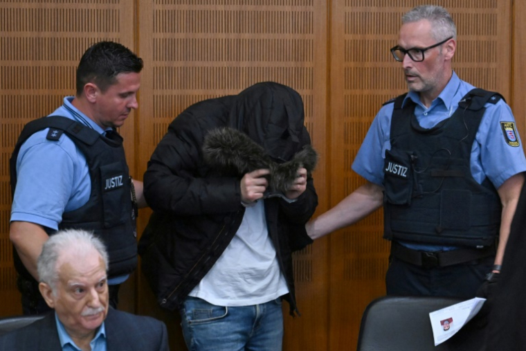 Alaa Moussa, médecin syrien accusé de crimes contre l'humanité sous le régime de Bachar al-Assad, arrive au tribunal, lors du verdict de son procès, le 16 juin 2025 à Francfort, en Allemagne ( AFP / Kirill KUDRYAVTSEV )