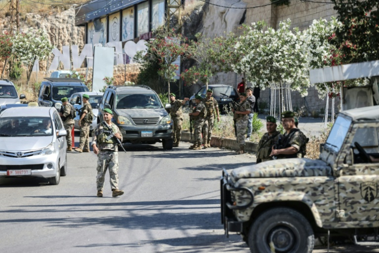 Des soldats à un point de contrôle à l'entrée de Nabatiyé alors que des habitants déplacés reviennent dans leur ville, le 15 juin 2026 dans le sud du Liban ( AFP / MAHMOUD ZAYYAT )