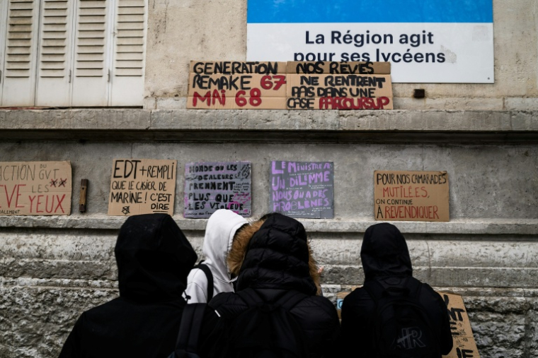 Des lycéens devant le lycée Edouard Herriot à Lyon, le 8 octobre 2026 ( AFP / JEFF PACHOUD )