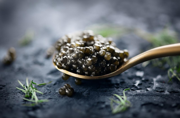 Le caviar est depuis 100 ans synonyme de luxe, de richesse, de rareté, de fastes, de raffinement… et désormais de Made in France. crédit photo : Shutterstock