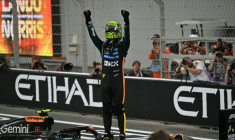 Lando Norris célèbre son premier titre de champion du monde de Formule 1, le 7 décembre 2025 à Abou Dhabi ( AFP / Andrej ISAKOVIC )