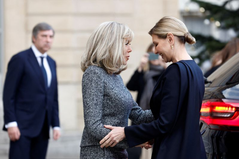 Brigitte Macron rencontre la première dame d'Ukraine, Olena Zelenska, au palais de l'Élysée à Paris