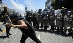 Des agents des forces de l'ordre tirent des gaz lacrymogènes pour repousser des manifestants, le 10 juin 2025 à Los Angeles ( AFP / RONALDO SCHEMIDT )