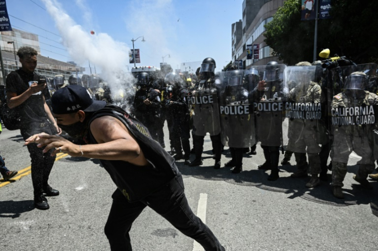 Des agents des forces de l'ordre tirent des gaz lacrymogènes pour repousser des manifestants, le 10 juin 2025 à Los Angeles ( AFP / RONALDO SCHEMIDT )