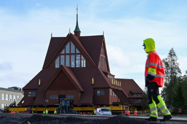 Des ouvriers préparent le déplacement de l'église de Kiruna, le 19 août 2025 à Kiruna, en Suède ( AFP / Jonathan Nackstrand )