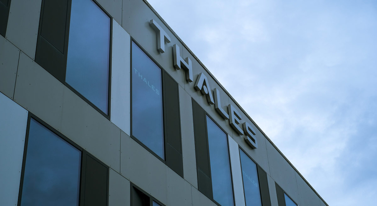 Le projet de cession de la branche transport du groupe d’électronique civile et militaire à Hitachi est désormais quasiment sur les rails, Thales espère finaliser cette transaction de 1,7 milliard d’euros. (© Monica Ly)