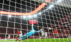 L'ailier marocain Brahim Diaz (au centre) inscrivant le premier but de la victoire 2-0 face aux Comores en ouverture de la Coupe d'Afrique des nations le 21 décembre 2025 à Rabat. D'abord inhibés, les Lions de l'Atlas n'ont pas manqué leur entrée en lice dans la compétition ( AFP / Paul ELLIS )