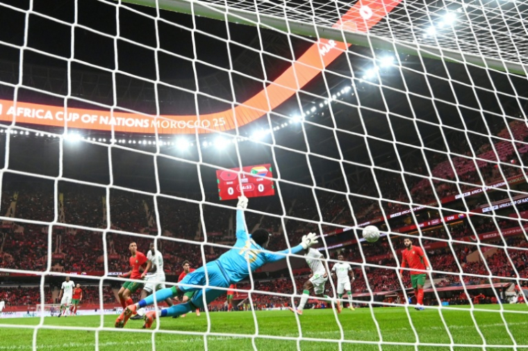 L'ailier marocain Brahim Diaz (au centre) inscrivant le premier but de la victoire 2-0 face aux Comores en ouverture de la Coupe d'Afrique des nations le 21 décembre 2025 à Rabat. D'abord inhibés, les Lions de l'Atlas n'ont pas manqué leur entrée en lice dans la compétition ( AFP / Paul ELLIS )