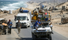 Des Palestiniens fuyant la ville de Gaza vers le sud du territoire palestinien à Nousseirat (centre), le 28 août 2025 ( AFP / Eyad BABA )