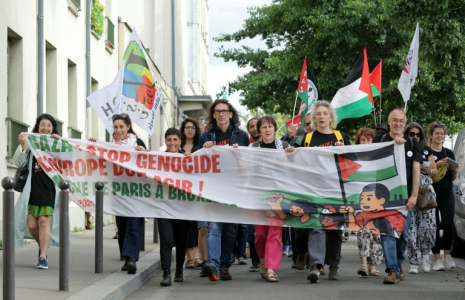 L'actrice française Corinne Masiero (2e à d) participe à une marche vers Bruxelles visant à faire pression sur l'Europe pour qu'elle agisse pour faire cesser la guerre à Gaza, le 15 juin 2025 à Paris ( AFP / Thomas SAMSON )