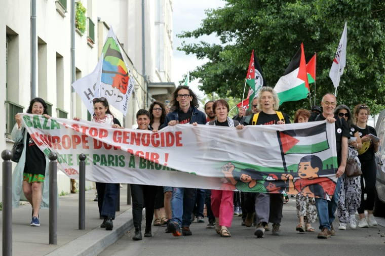 L'actrice française Corinne Masiero (2e à d) participe à une marche vers Bruxelles visant à faire pression sur l'Europe pour qu'elle agisse pour faire cesser la guerre à Gaza, le 15 juin 2025 à Paris ( AFP / Thomas SAMSON )