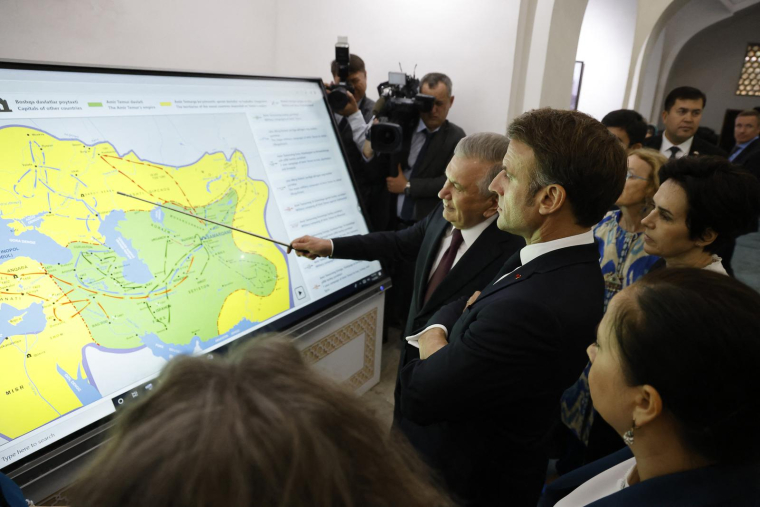 Emmanuel Macron et le président ouzbek Shavkat Mirziyoyev, à Samarcande (Ouzbékistan), le 2 novembre 2023 ( AFP / LUDOVIC MARIN )