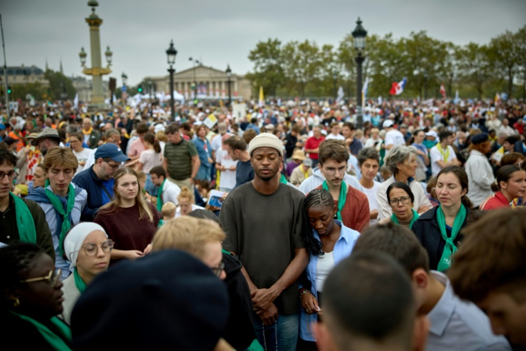Foule réunie aux Champs-Elysées avant la venue du pape Léon XIV pour une messe solennelle en plein air place de la Concorde, le 26 septembre 2026 Paris  ( AFP / Kiran RIDLEY )